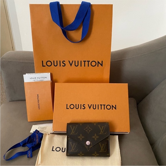 LOUIS VUITTON Monogram Victorine Wallet - Picture 8 of 8